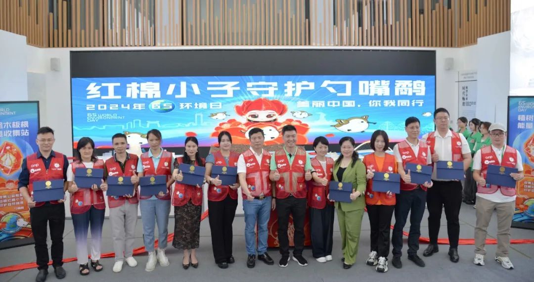 企业社会责任嘉许仪式（冰球突破app下载环境左三）